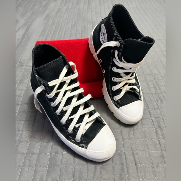 BLACK HIGH TOP LUG SOLE CONVERSE SHOES SNEAKERS WOMENS LADIES
SIZE 7 - Picture 1 of 6